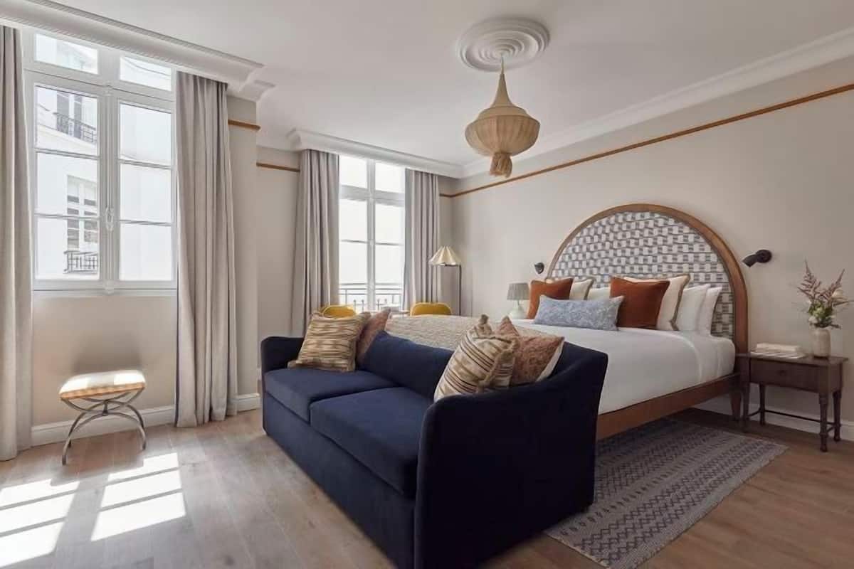 Premium bedding, in-room safe, soundproofing, WiFi (free)