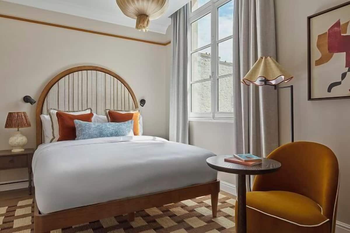 Premium bedding, in-room safe, soundproofing, WiFi (free)