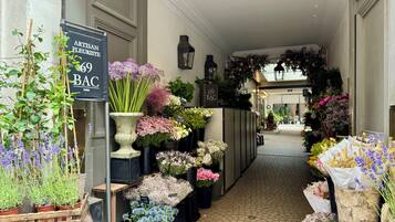 Una floristería con diversas plantas y flores exhibidas en su escaparate.
