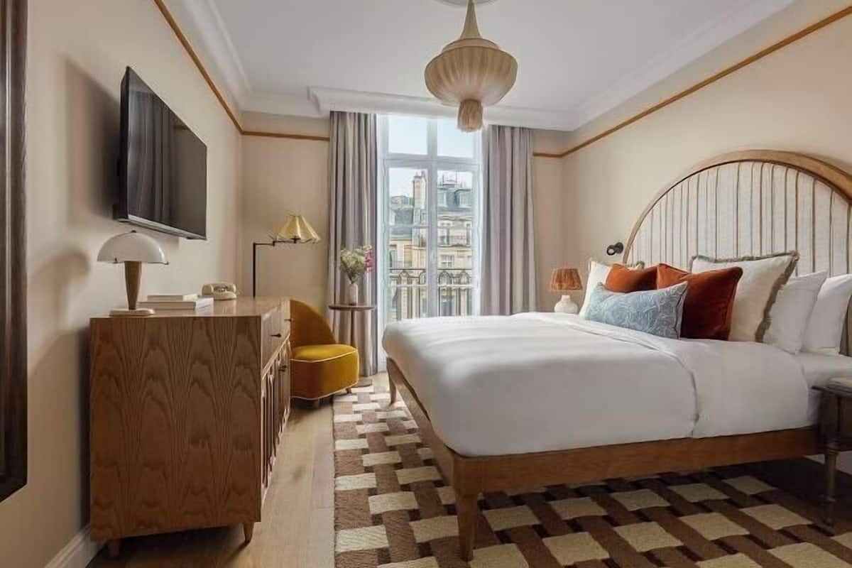 Premium bedding, in-room safe, soundproofing, WiFi (free)