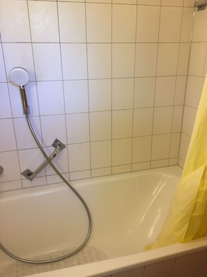Asciugacapelli, asciugamani, sapone, shampoo
