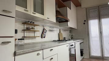 Frigorifero, forno, piano cottura, lavastoviglie