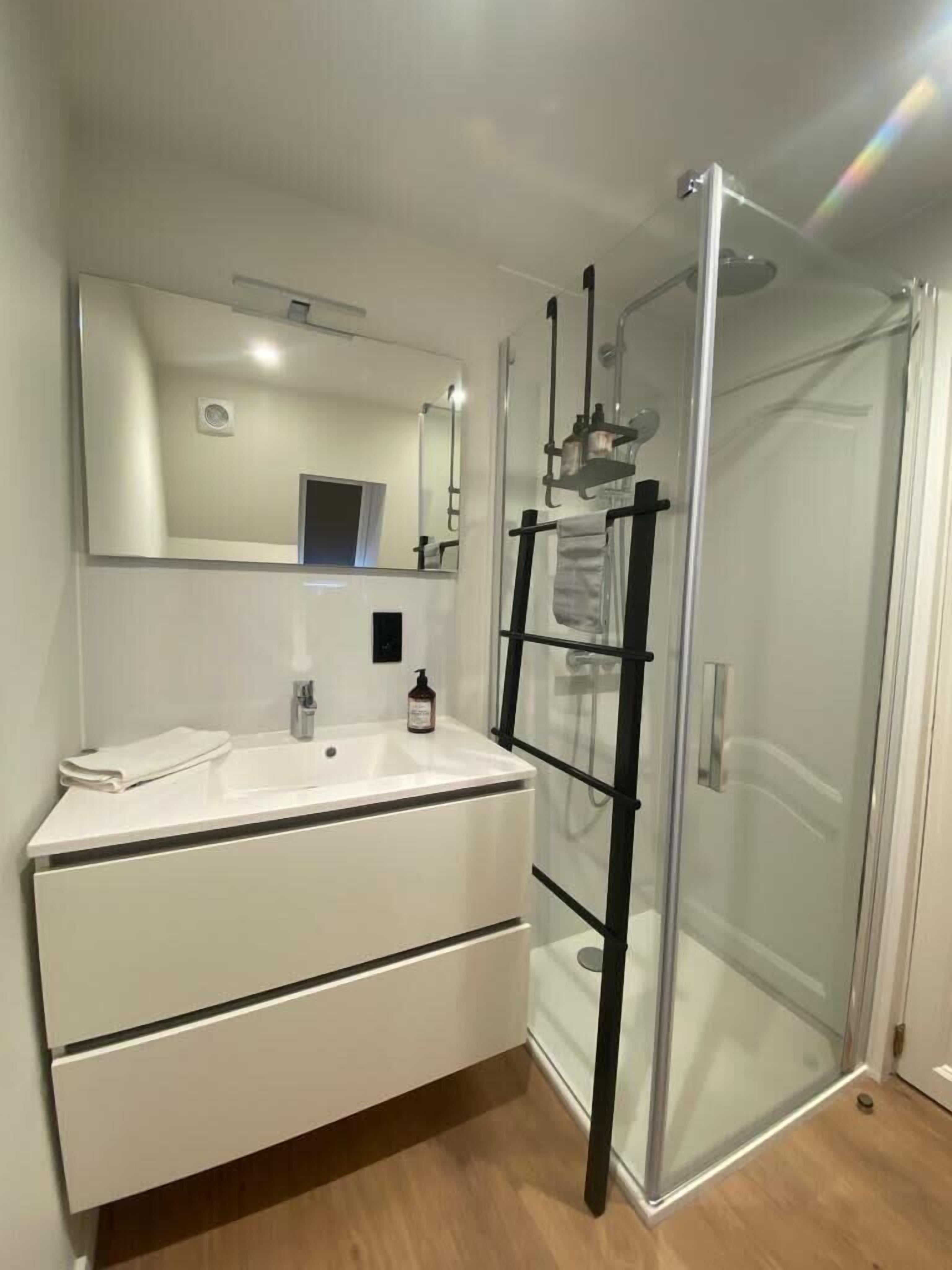 Douche, sèche-cheveux, serviettes fournies