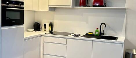 Réfrigérateur, micro-ondes, four, plaque de cuisson