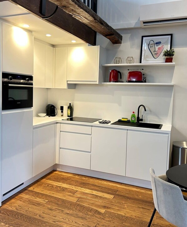 Frigorífic, microones, forn i placa de cuina 