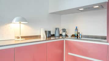 Frigorífico, horno, placa de cocina y lavavajillas