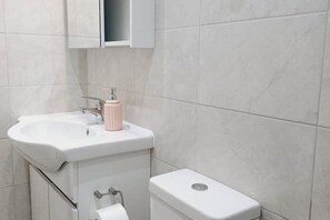 Douche, sèche-cheveux, serviettes fournies, savon