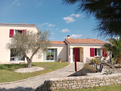 Villa Avec Piscine Chauffée a la Campagne