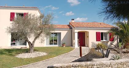 Villa Avec Piscine Chauffée a la Campagne