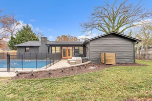 Exterior - Pet-friendly, 5BR,4BA 8-bed, private pool+firepit, home + apt, 3 min to Furman (Greenville County)