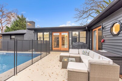 Pet-friendly, 5BR,4BA 8-bed, private pool+firepit, home + apt, 3 min to Furman