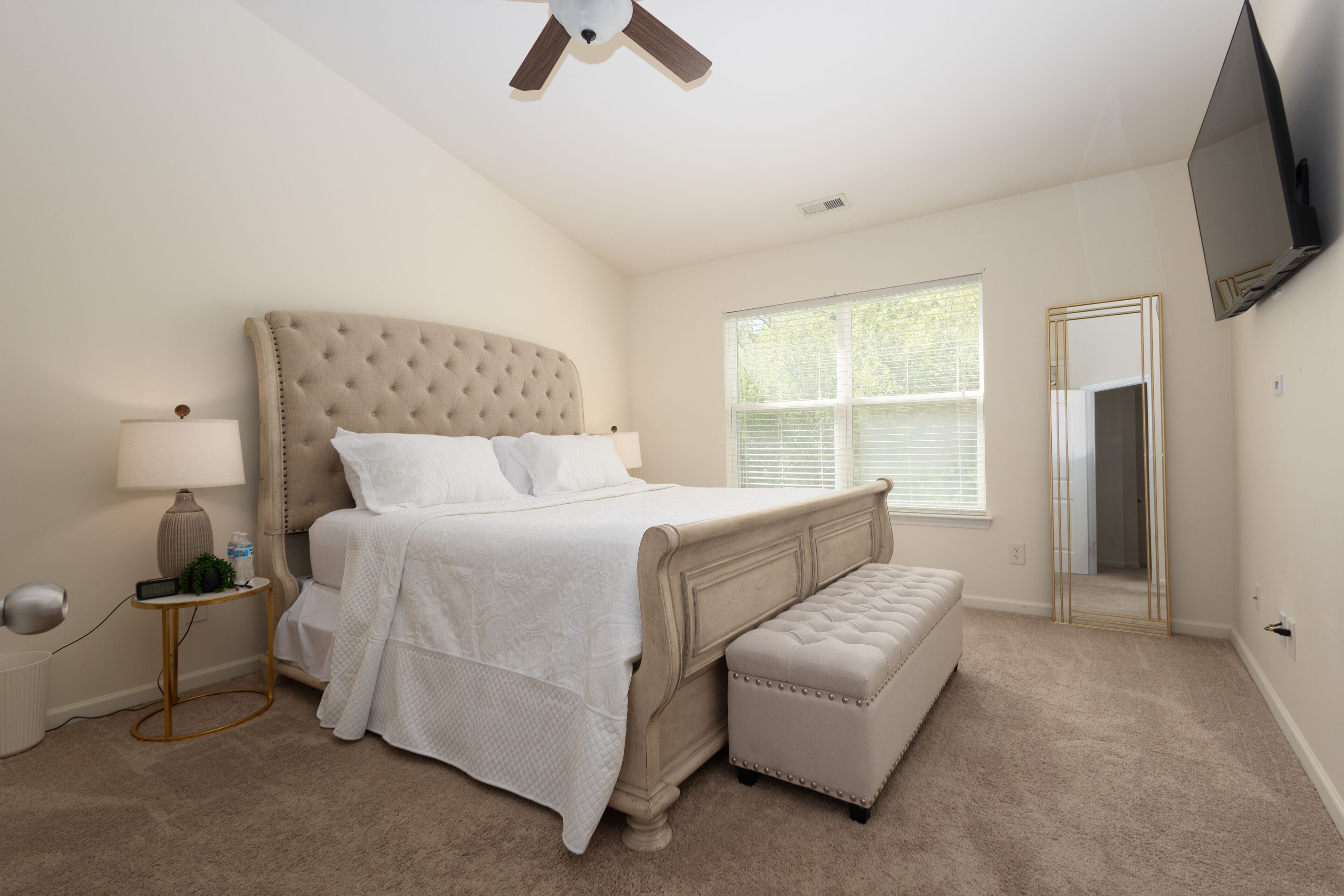 2 bedrooms, in-room safe, desk, iron/ironing board