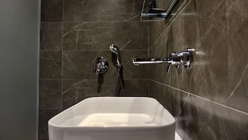 Chambre Double Classique | Salle de bain | Articles de toilette gratuits, chaussons