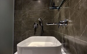 Habitación doble clásica | Baño | Amenidades de baño gratuitas y pantuflas 