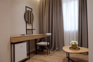 Quarto casal conforto | Escrivaninha, ferros/tábuas de passar roupa, Wi-Fi de cortesia