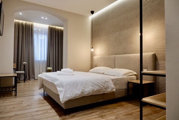 Escrivaninha, ferros/tábuas de passar roupa, Wi-Fi de cortesia