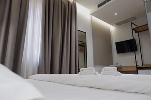 Desk, iron/ironing board, free WiFi - D-Rooms (Tirana)