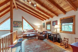 Smart-TV, peis, DVD-spiller og bøker