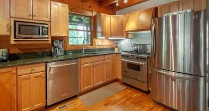Modern Cabin; River! 13 acres! Hiking! Wineries!