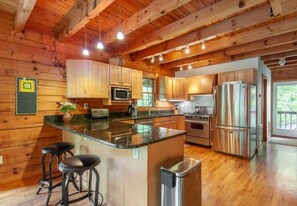 Fridge, microwave, oven, stovetop - Modern Cabin; River! 13 acres! Hiking! Wineries! (Faber)