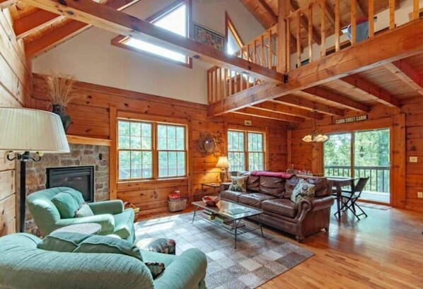 Smart TV, fireplace, DVD player, books - Modern Cabin; River! 13 acres! Hiking! Wineries! (Faber)