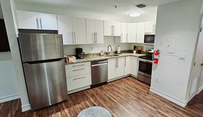 Mikrobølgeovn, ovn, kokeplater og oppvaskmaskin