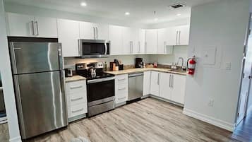 冰箱、微波炉、烤箱、炉灶