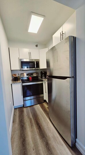 Kjøleskap, mikrobølgeovn, ovn og kokeplater