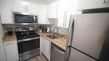 雪櫃、微波爐、焗爐、爐具