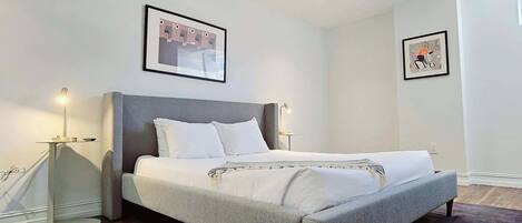 1 habitación, tabla de planchar con plancha, cuna de viaje y wifi