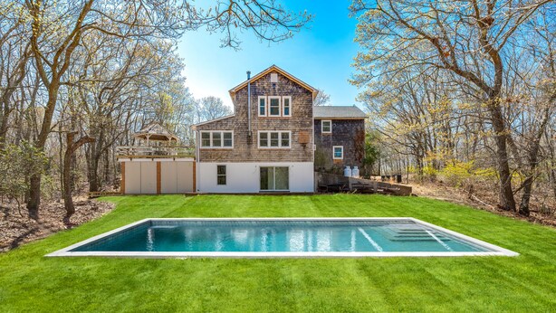 A two-story house with a swimming pool in the front yard. - New Hamptons House in Sag harbor + Pool + 8 bedroom (Sag Harbor)