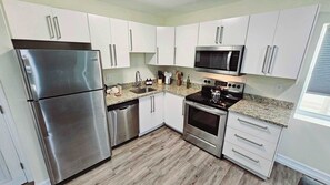 Kjøleskap, mikrobølgeovn, ovn og kokeplater