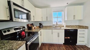 Jääkaappi, mikroaaltouuni, uuni, liesi