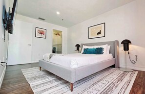 1 habitación, tabla de planchar con plancha, cuna de viaje y wifi 