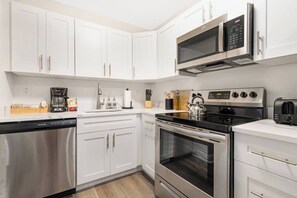 Kjøleskap, mikrobølgeovn, ovn og oppvaskmaskin