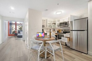 Kjøleskap, mikrobølgeovn, ovn og oppvaskmaskin