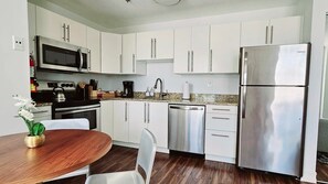 Kjøleskap, mikrobølgeovn, ovn og kokeplater