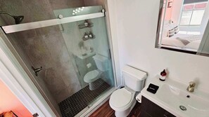 Douche, sèche-cheveux, savon, shampoing