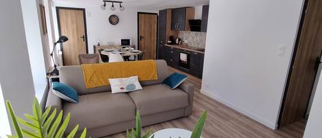 智能电视、书、立体声音响