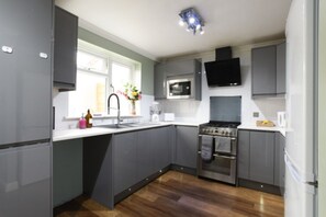Private kitchen - Spacious 4Bed Family Home near Port Solent (Portsmouth)