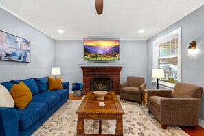 Smart TV, chimenea y monitor de computadora