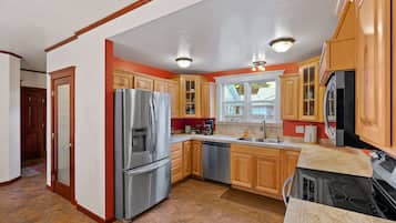 Geladeira, micro-ondas, fogão, cooktop