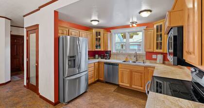 Pulaski Trail Escape / Fully Stocked Kitchen / Sleeps 18 w Off Street Parking