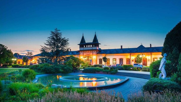 A historic building with a central courtyard, a fountain, and a statue. - Holiday apartment with air conditioning, WiFi and whirlpool (Siófok)