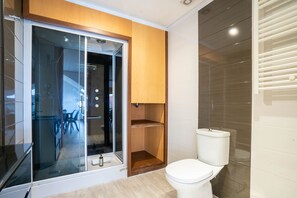 City Apartment | Bathroom | Shower, towels