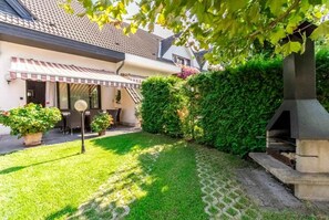 Outdoor dining - Holiday apartment with outdoor swimming pool and terrace (Siófok)