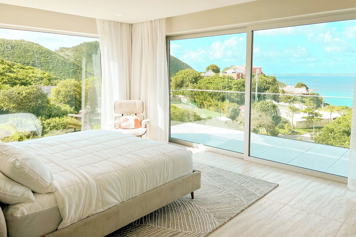 Deluxe Suite, 1 King Bed, Terrace, Garden View | Egyptian cotton sheets, premium bedding, Select Comfort beds, minibar
