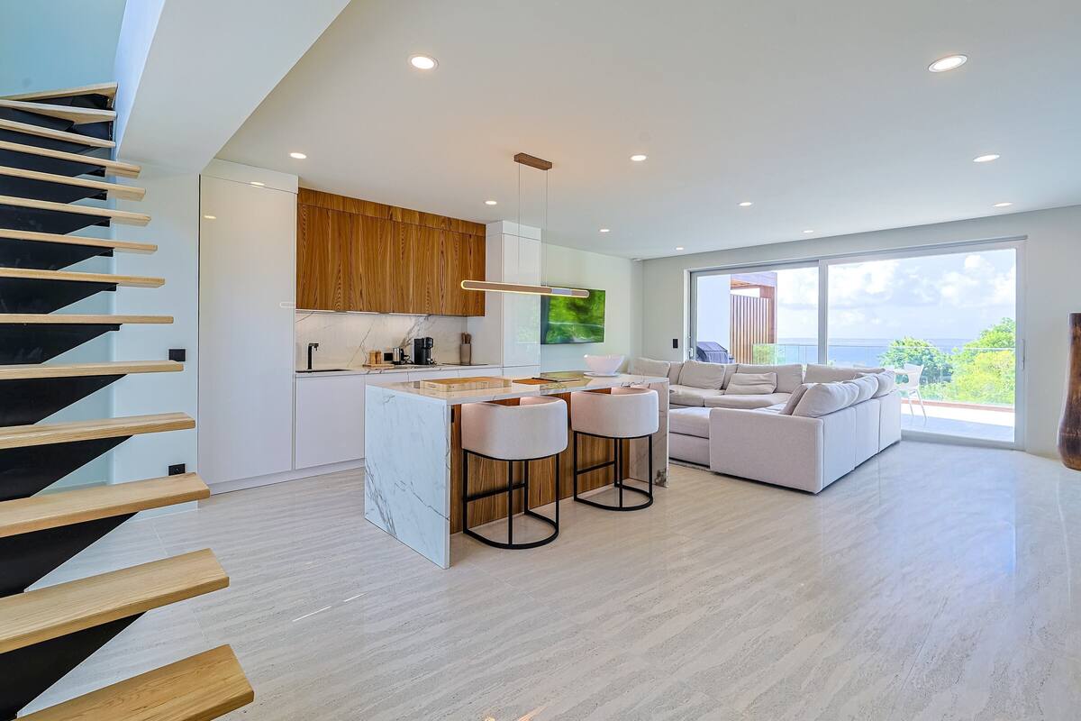 Chambre Duplex Deluxe, 1 très grand lit, terrasse, vue sur l’océan | Aire de séjour | Téléviseur connecté, haut-parleurs intelligents, imprimante