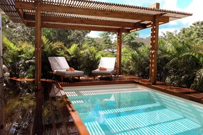 Suíte luxo, 1 cama King, piscina particular, vista para o jardim | Área de estar | Smart TV 60 polegadas com canais digitais, smart speakers, impressoras