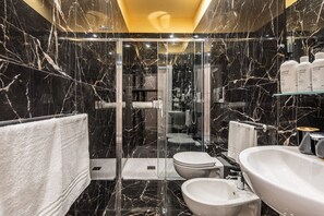Chambre Deluxe, vue sur la ville | Literie de qualité, coffre-fort, décor unique, ameublement unique